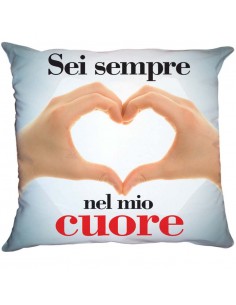 Cuscino con mani a cuore